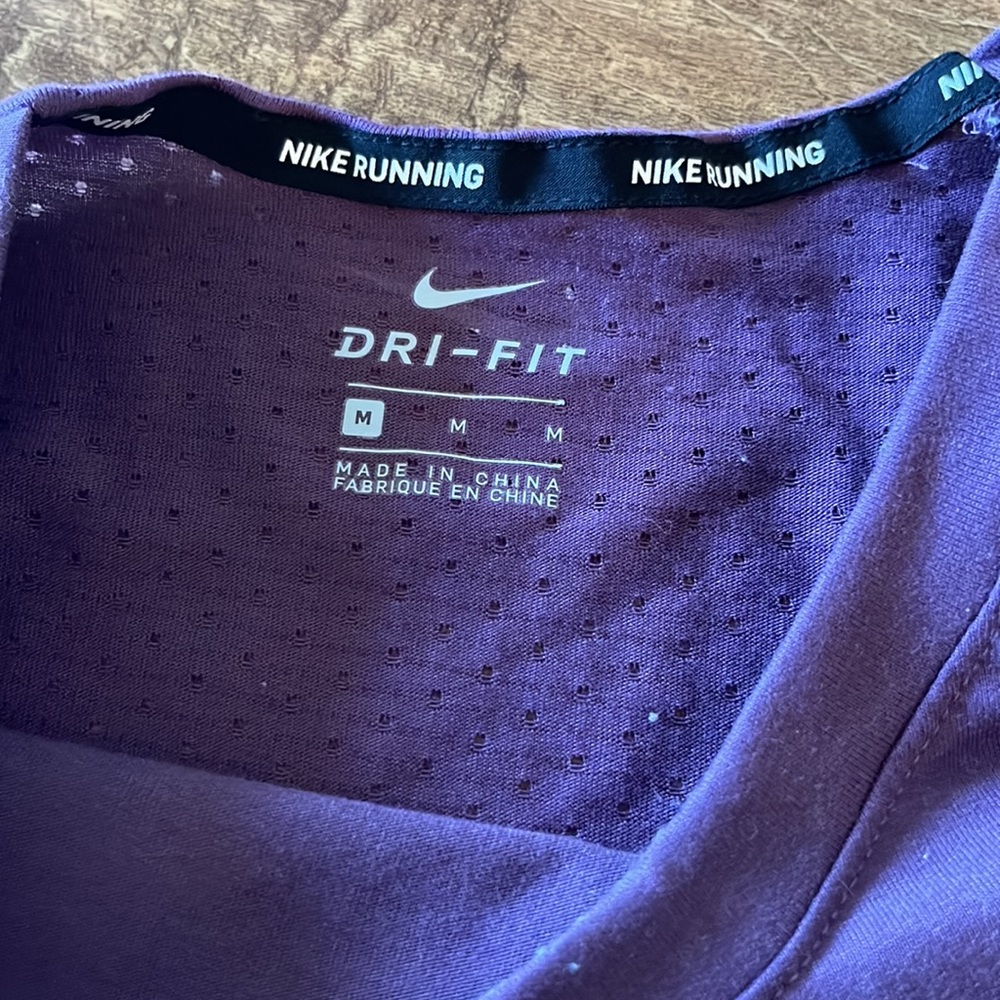 Great condition womens Nike long sleeve shirt. Size medium. - Picture 4 of 6